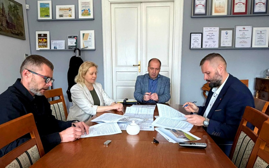 Podpisano umowę na realizację zadania pn. „Rozbudowa i wyposażenie Szkoły Podstawowej im. Wł. Broniewskiego w Graboszycach w celu zwiększenia dostępności dla osób ze specjalnymi potrzebami edukacyjnymi”