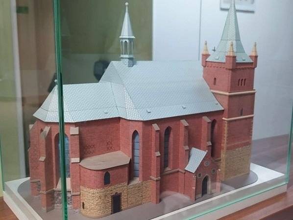 Kartonowy model kościoła w Zatorze