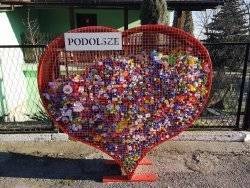 Przy Zespole Szkolno Przedszkolnym w Podolszu stanęło wielkie serce na nakrętki. Placówka już od lat włącza się w akcję ich zbierania