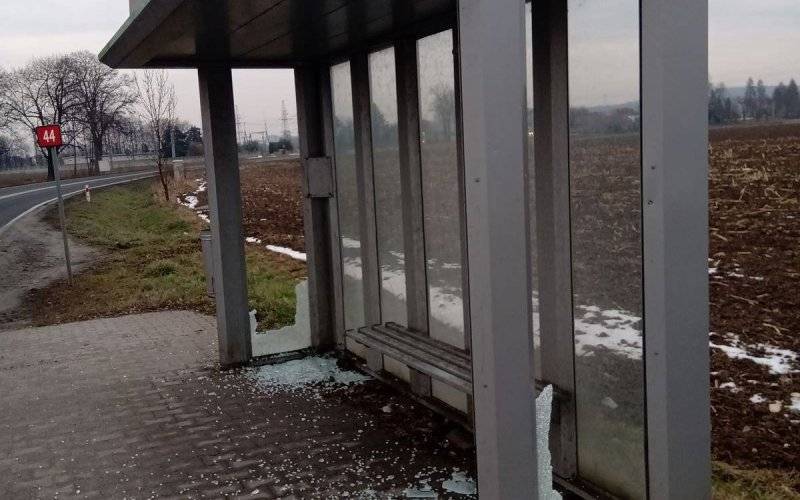Dewastacja wiat przystankowych