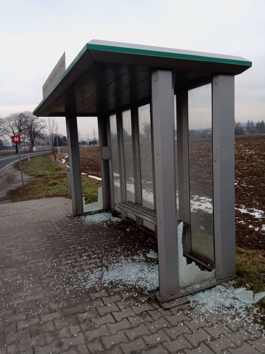 Dewastacja wiat przystankowych