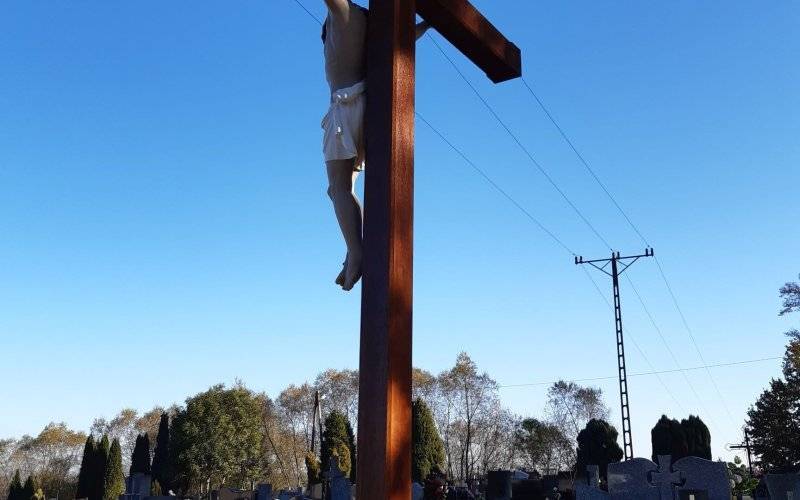 Nowy krzyż wraz z odrestaurowaną figurą Chrystusa na cmentarzu komunalnym w Zatorze.