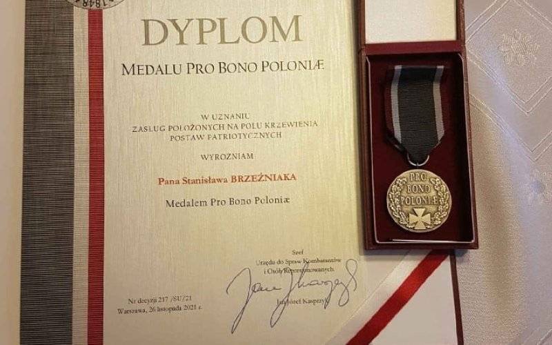 Mieszkaniec gminy Zator Stanisław Brzezniak został nagrodzony medalem Pro Bono Poloniae