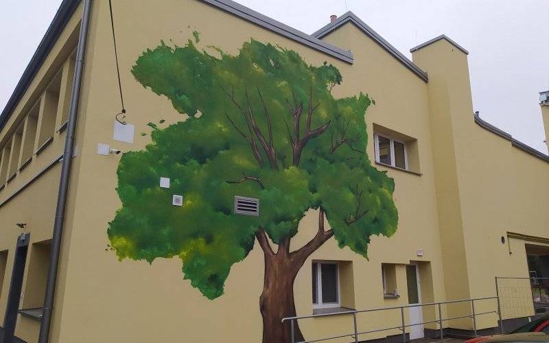 Na ścianie zatorskiej szkoły „wyrosło” drzewo. Jest pięknie zielone, rozłożyste i co najważniejsze - oczyszcza powietrze.