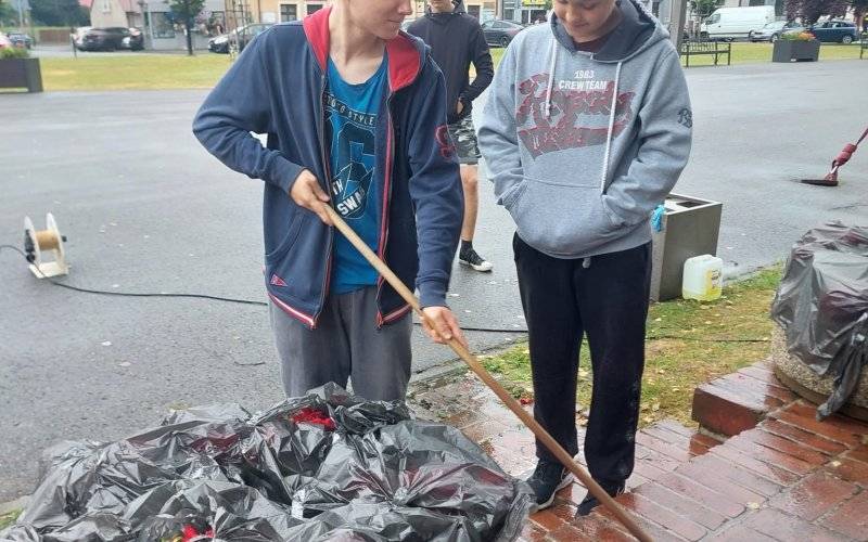 Harcerze Szczepu „Kontynent” odnowili pomnik na Rynku w Zatorze