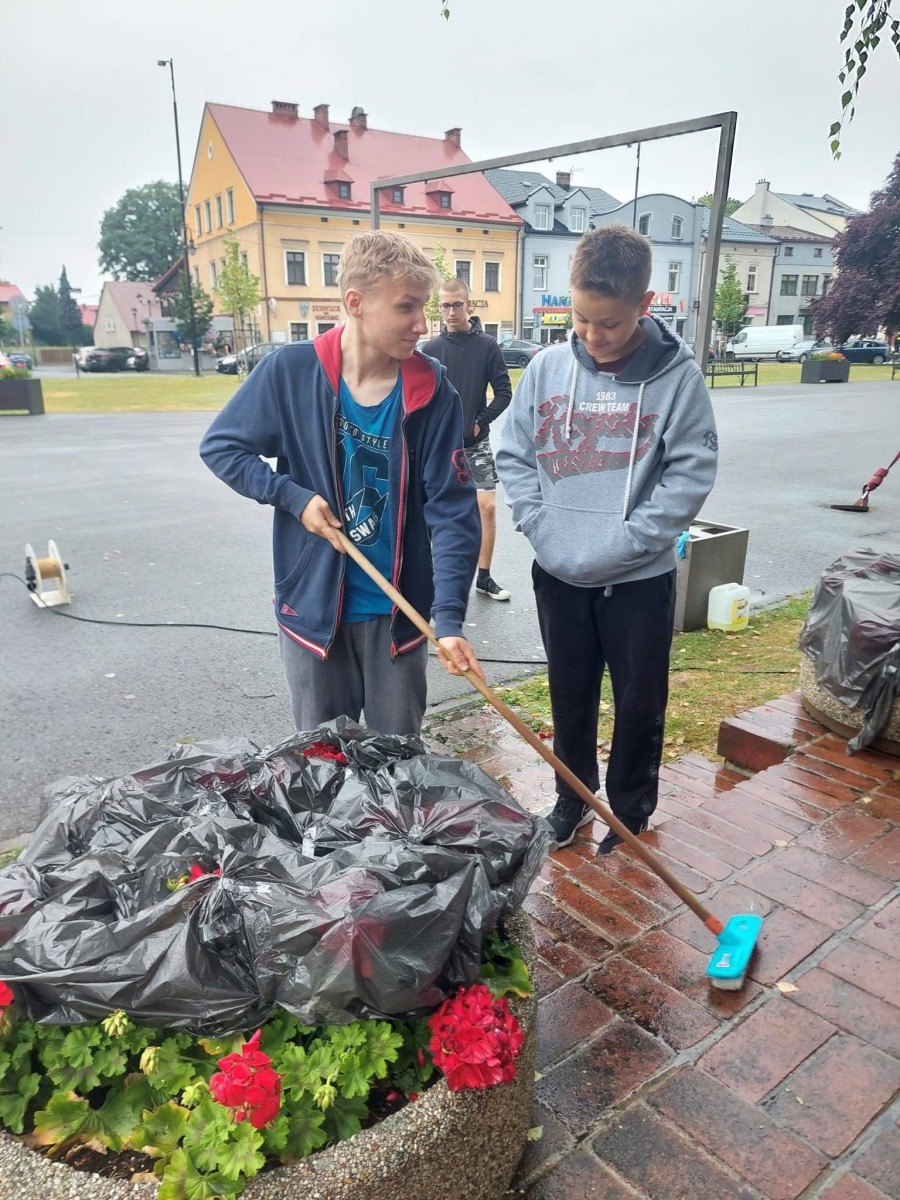 Harcerze Szczepu „Kontynent” odnowili pomnik na Rynku w Zatorze