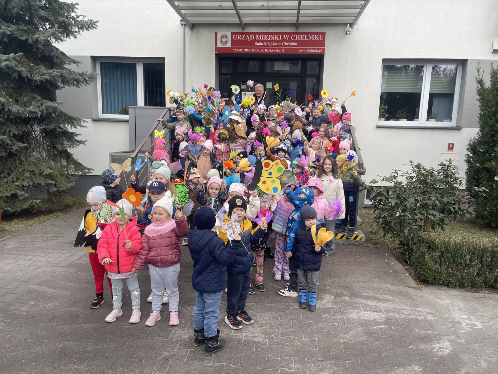 Wiosenna tradycja trwa – przedszkolaki z wizytą w Urzędzie Miejskim