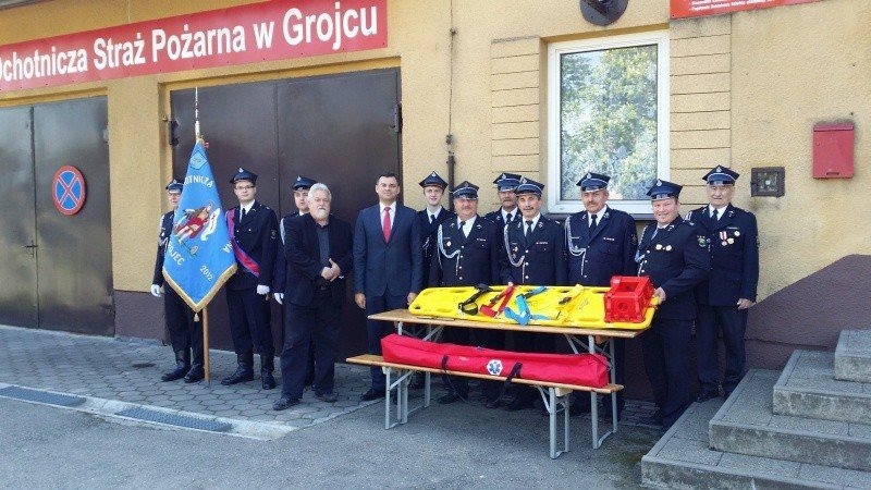 Strażacy otrzymali deskę do ratowania życia