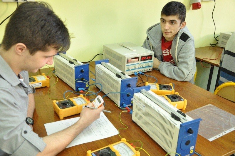 MECHATRONICY Z OZETÓW PRACUJĄ NA NOWYM SPRZĘCIE