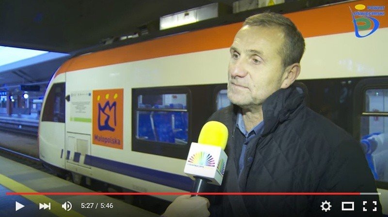 Pociągiem do Krakowa, pasażerów sporo (WIDEO)