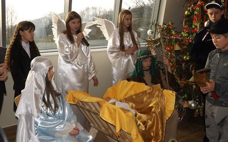 Wspólne ubieranie choinki z dziećmi z Samorządowego Zespołu Szkół w Gorzowie