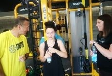 Trening przed Run4Life. Starosta Zbigniew Starzec biegnie z 23-letnią Esterą