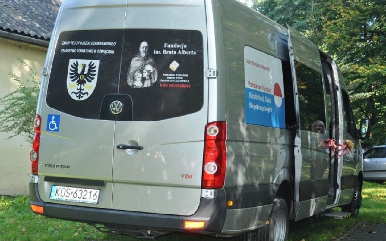 Podopieczni Fundacji Brata Alberta dostali nowy pojazd
