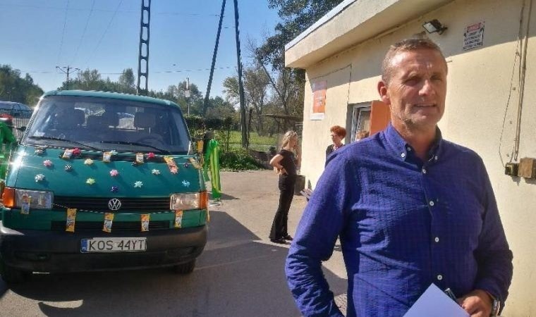 Starosta Zbigniew Starzec przekazał samochód dla schroniska