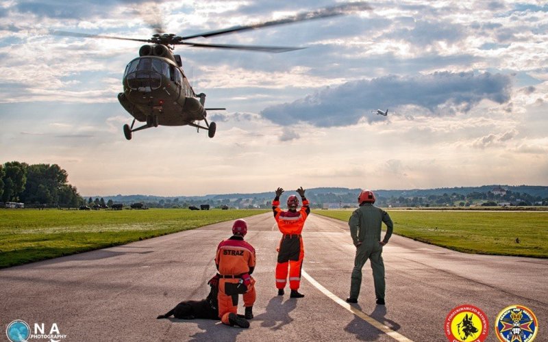 Wojskowy śmigłowiec i psy ratownicze, czyli ćwiczenia Grup Poszukiwawczo-Ratowniczych