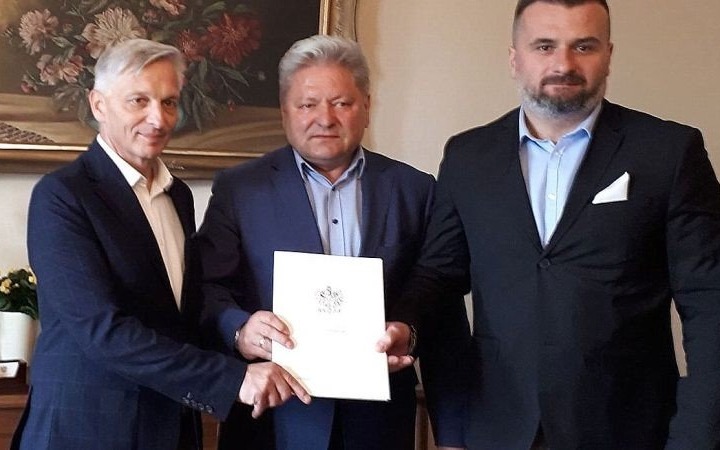 Powiat przekazał samorządowi Chełmka okazałą halę sportową