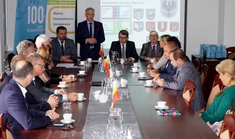 Umowa samorządów Powiatu Oświęcimskiego z Wojewódzkim Urzędem Pracy