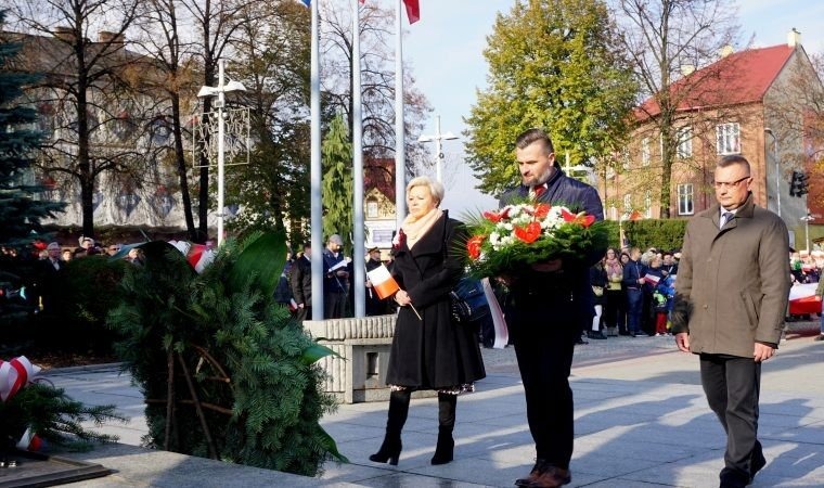 Biało-czerwony korowód w 101. rocznicę odzyskania przez Polskę niepodległości