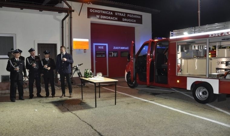 Nowy wóz strażacki dla OSP w Dworach Drugich. Zakup wsparł Powiat Oświęcimski