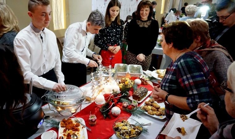 Powiatowe stoły uginały się od świątecznych pyszności