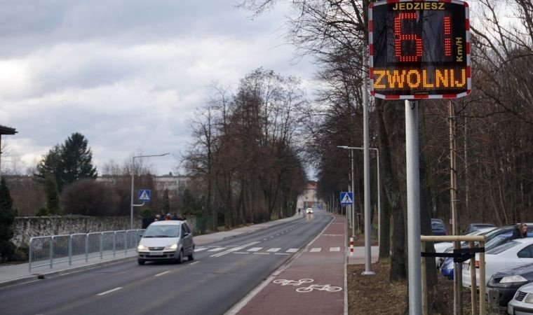 Wyświetlacze prędkości na zmodernizowanej ulicy Olszewskiego
