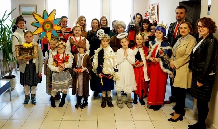 “Iskierki” ze świątecznym repertuarem wystąpiły w starostwie