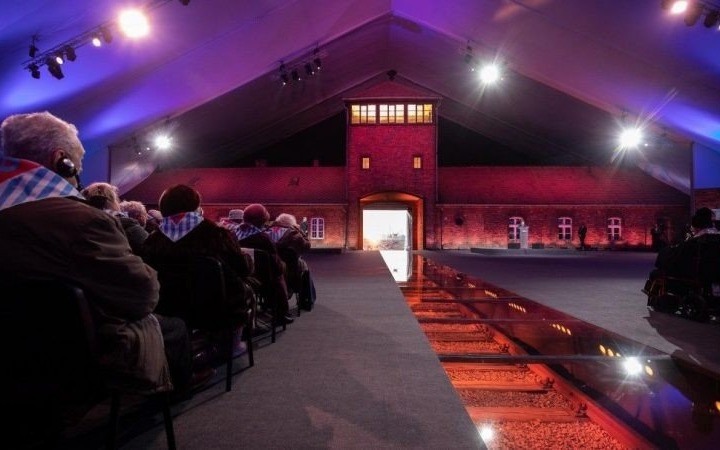 Nie bądź obojętny! Auschwitz nie spadło z nieba…