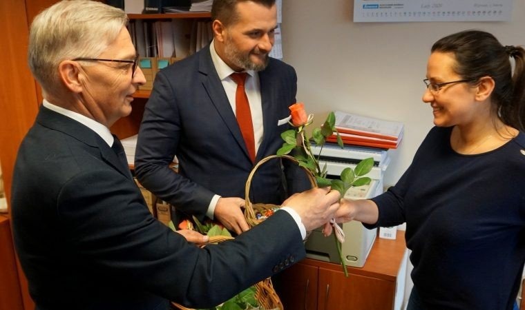 Życzenia, kwiaty i słodycze od starostów