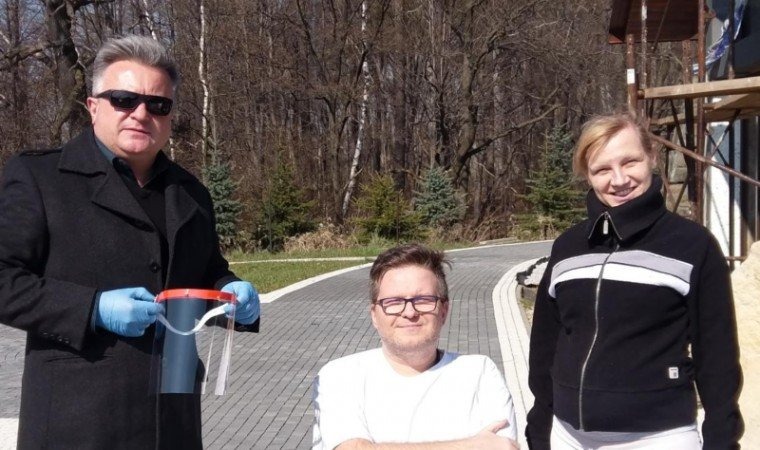 Produkują przyłbice dla szpitala i DPS-u w Bobrku