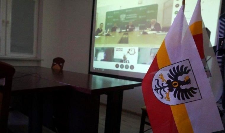 Po spotkaniu z wojewodą. Do szpitali trafi więcej środków ochrony osobistej