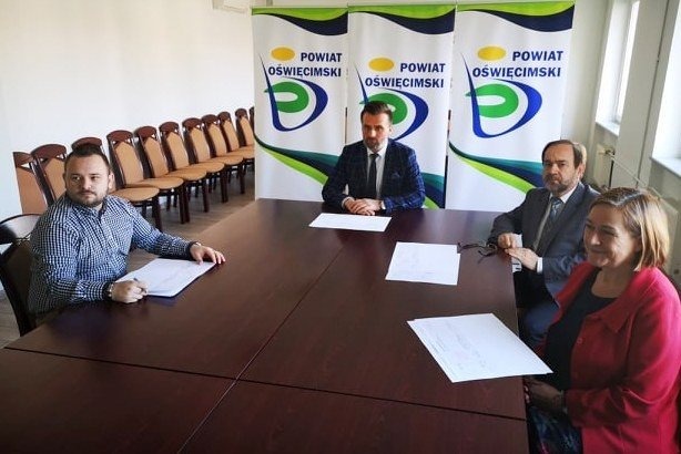 Pieniędzy na modernizację dróg powiatowych i gminnych nie zabraknie. Wideokonferencja wojewody z samorządowcami