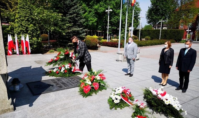 Delegacja władz Powiatu Oświęcimskiego oddała hołd ofiarom II wojny światowej