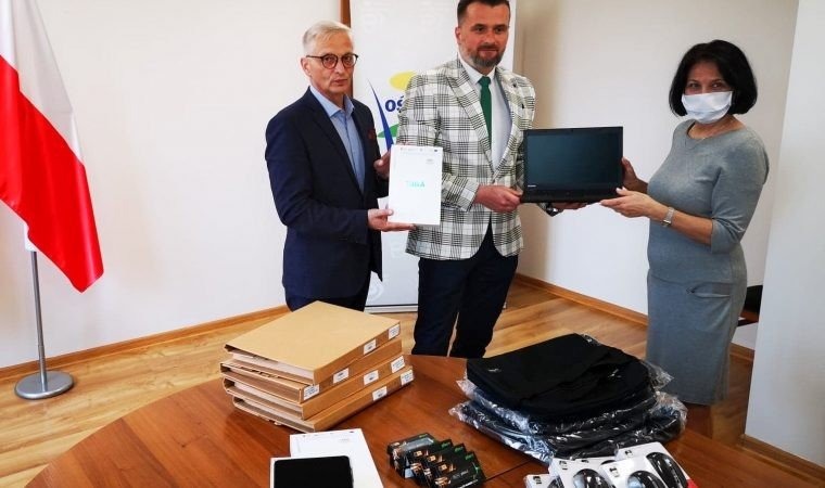 Zdalna nauka w zasięgu ręki. Konkretna pomoc dla uczniów wykluczonych cyfrowo