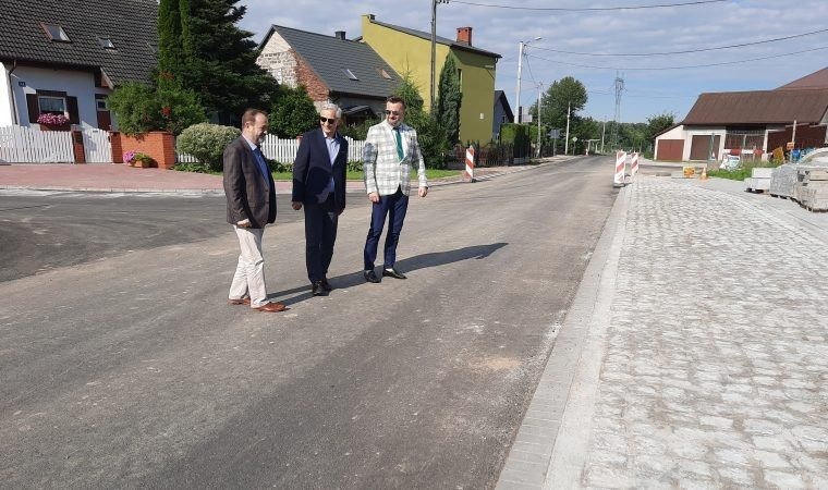 Powiat nie skąpi grosza na drogi, szkoły i kompleksy sportowe