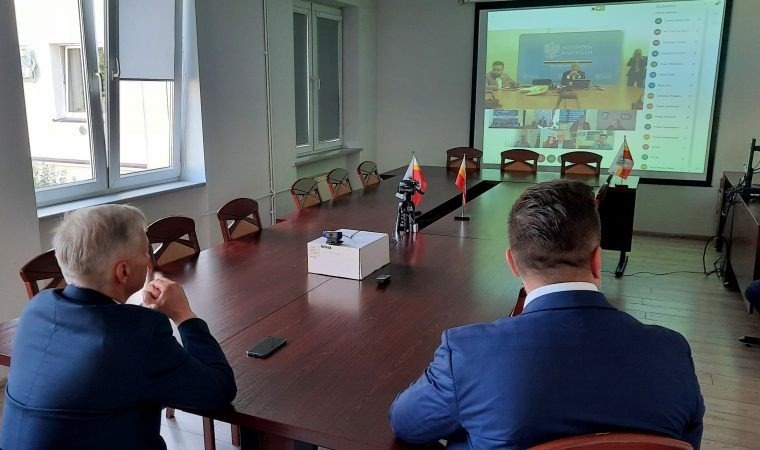 Wideokonferencja wojewody z samorządowcami
