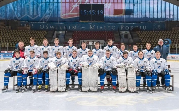 Młodzieżowy hokej w biało – czerwonych barwach