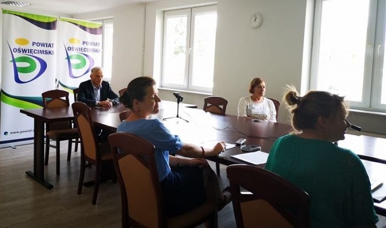 Koronawirus nie odpuszcza w Małopolsce. Wideokonferencja z udziałem władz wojewódzkich i starostów