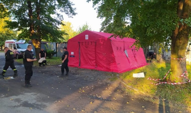 Punkt poboru wymazów w namiocie na terenie Szpitala Powiatowego