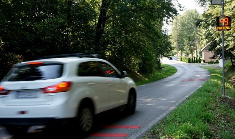 Jest już bezpieczniej. Wyświetlacz prędkości przed mostem w Malcu