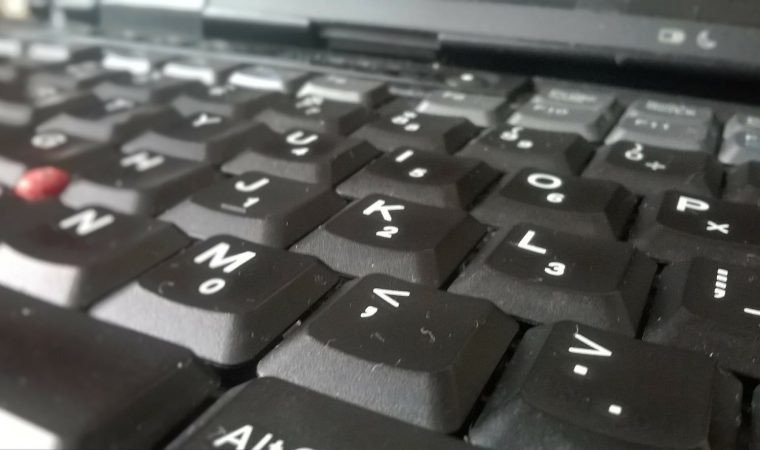 Nowoczesne laptopy i interaktywne tablice dla powiatowych szkół
