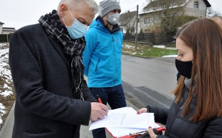 Dobiegła końca inwestycja Powiatu i Gminy Kęty. Mieszkańcy cieszą się z chodnika wzdłuż poszerzonej drogi powiatowej