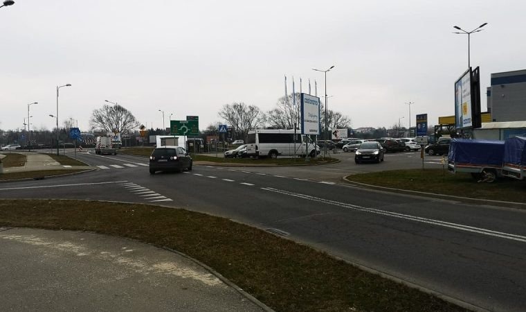 Wyjeżdżając spod Castoramy bezwzględnie ustąp pierwszeństwa przejazdu