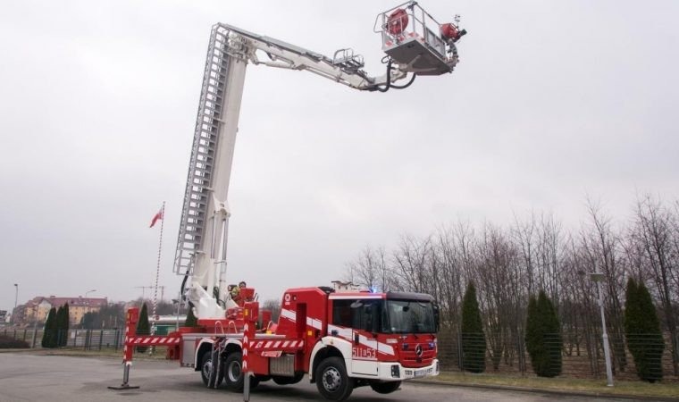 42-metrowy podnośnik w służbie Komendy Powiatowej Państwowej Straży Pożarnej