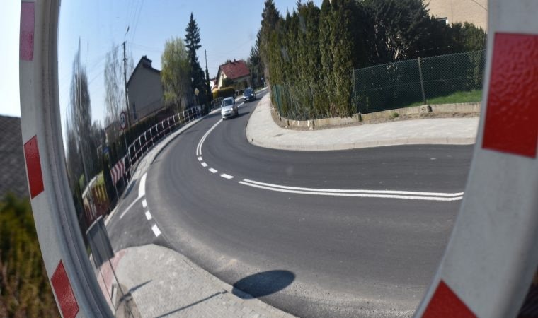 Droga powiatowa w Skidziniu po modernizacji. Nowa nawierzchnia i chodniki