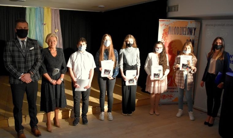 Oczytani i (obeznani) z zasadami. Nagrody dla laureatów powiatowego konkursu czytelniczego i ortograficznego