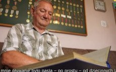 “Biało-niebieski” jubileusz. Wspomnienia pływaka Unii Oświęcim Grzegorza Bieli