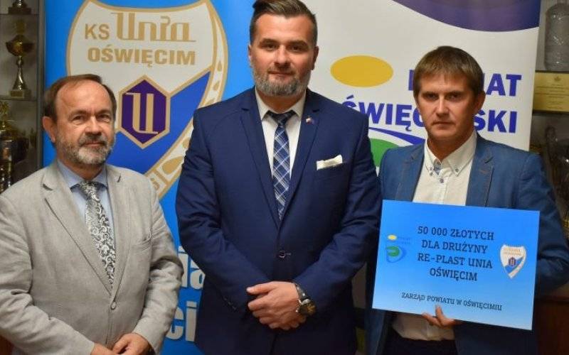 Powiat Oświęcimski wsparł „biało-niebieską” drużynę w hokeju na lodzie