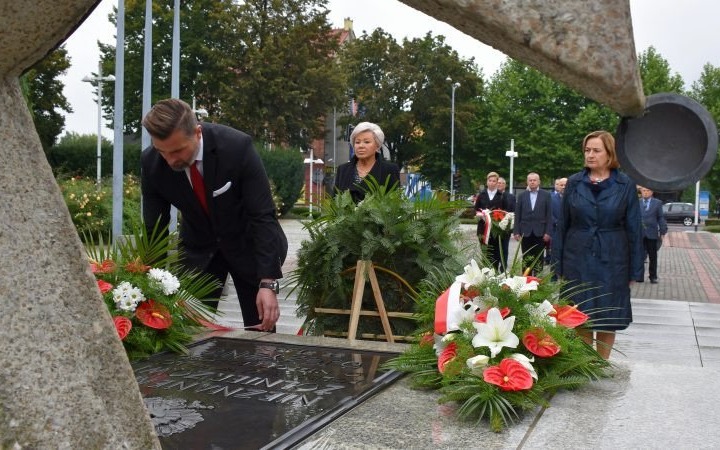 82. rocznica napaści sowieckiej na Polskę. Hołd władz Powiatu Oświęcimskiego dla pomordowanych przez stalinowski reżim