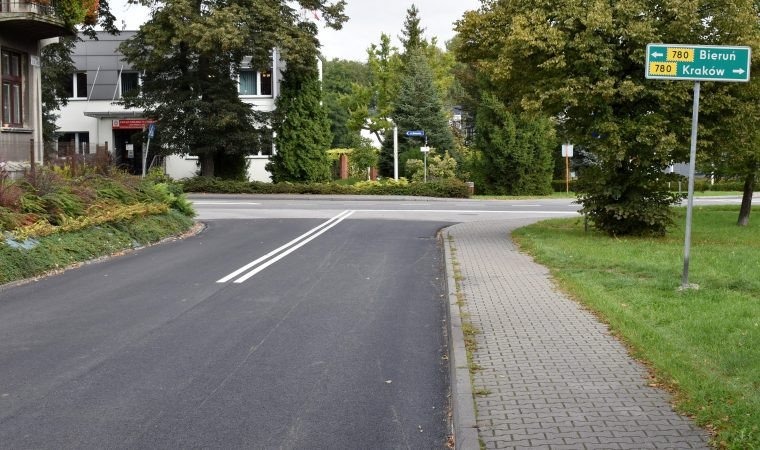 Droga powiatowa w Chełmku z nową nawierzchnią