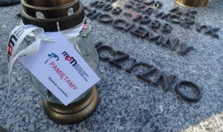 Projekt „Pamiętamy”. Znów płoną znicze na grobach bohaterów